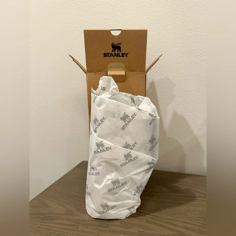 NWT Stanley Black Chroma 30oz Tumbler - Picture 4 of 7